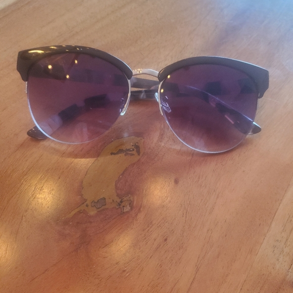 Sun glasses - Picture 1 of 2
